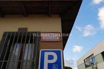 Una avería en el motor de un vehículo deja un reguero de aceite por varias calles de Los Llanos de Telde/TA.